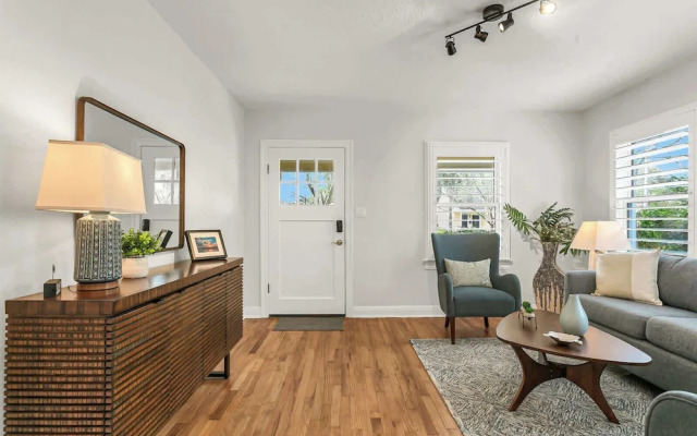 Pool House Oasis - Home for 6