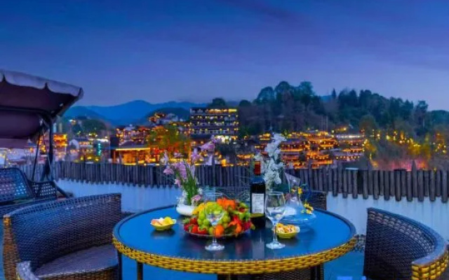 12C · Courtyard · Prime location right by the waterfall — 2-star hotel in Xiangxi