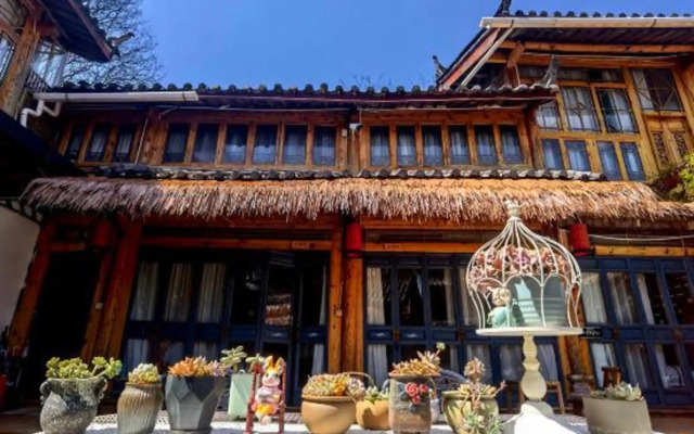 Lijiang Shu He Shangshanruoshui Inn