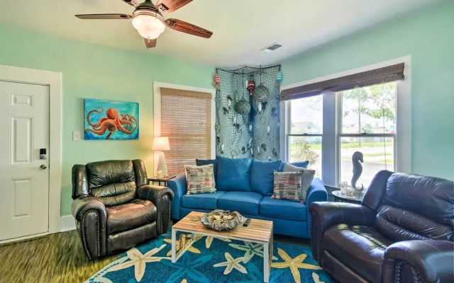 2 Mi to Beach & Seawall! Coastal Winter Escape