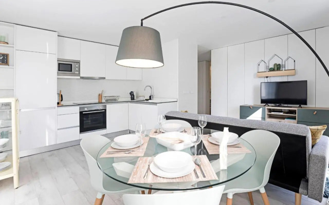 Stylish Flat W/ Gym & Parking by LovelyStay