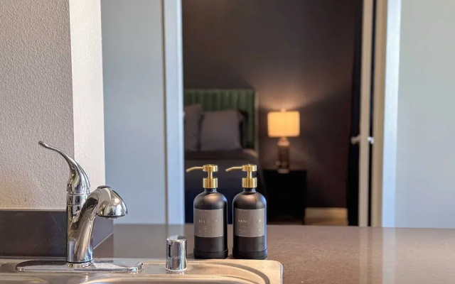 Modern Comfort W Pool GYM Parking 10 Min to Cedars