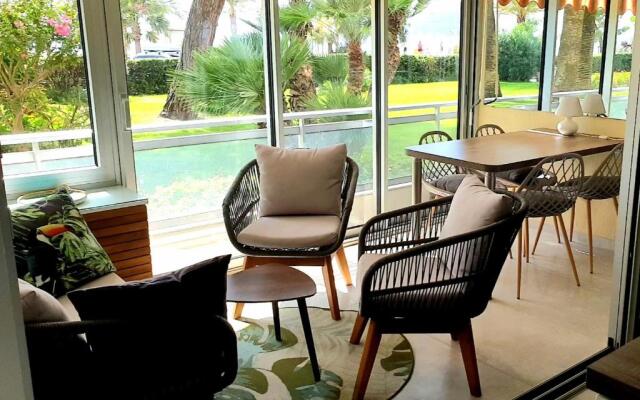 Garden and beach sea view apartment Cannes