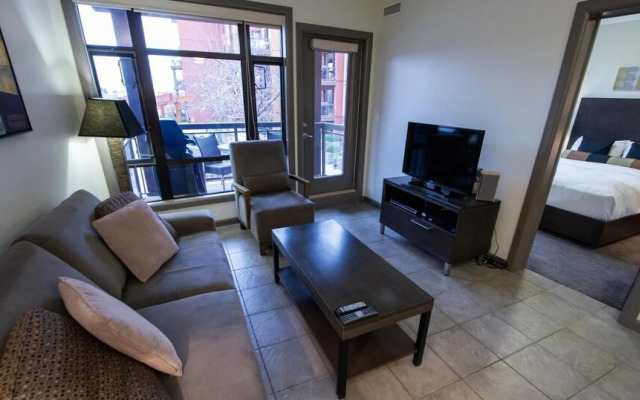 Bright Apartment Facing Pool Area #423