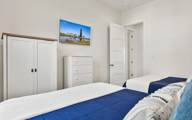 Tidewater 4 Bedroom Home by RedAwning