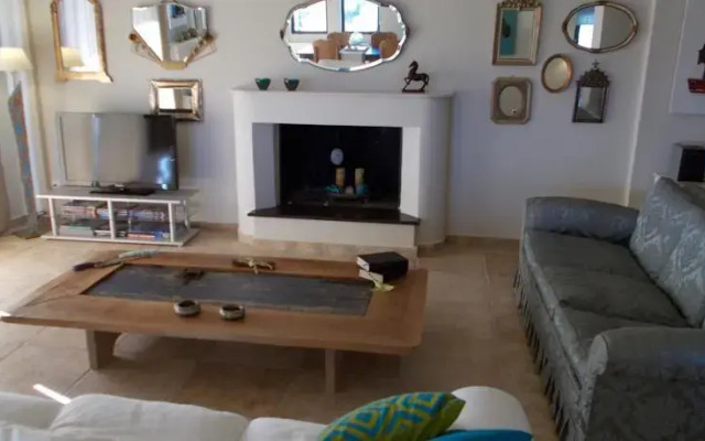 Skaloma Villas Art 2