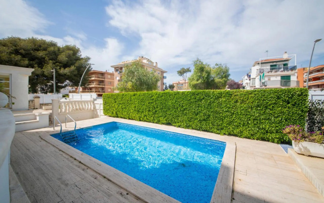 R126 Beachfront Apartment Sant Salvador