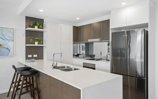 Sleek 2-bed With Balcony and Communal BBQ Area