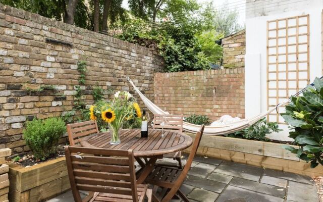 Contemporary 2BR Flat near The Oval