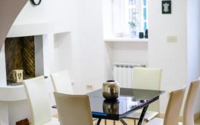 Luan Old Town Apartment by Duhomes