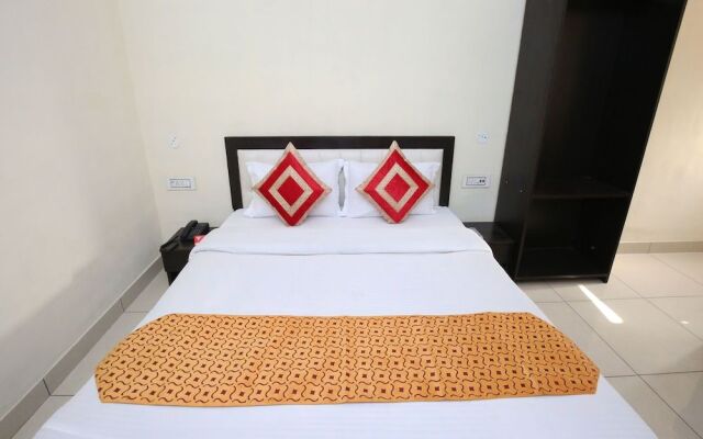 OYO 9323 Hotel Sidana Solitaires