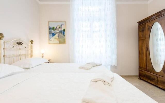 Neoclassical apartment with 2 bedrooms in Piraeus