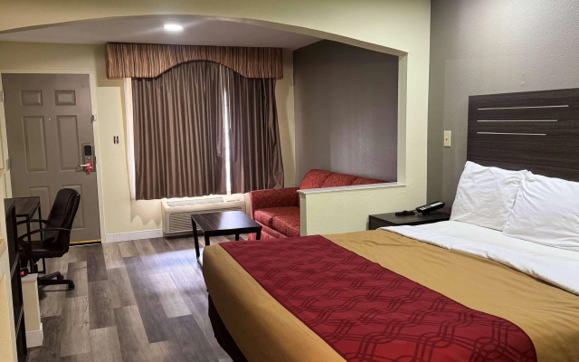 Super 8 by Wyndham Jackson MS Near the Fairgrounds