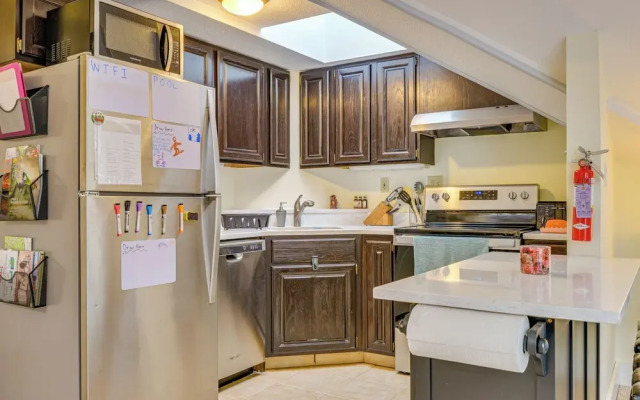 Walk to Mount Snow Resort: Unit w/ Pool & Hot Tubs