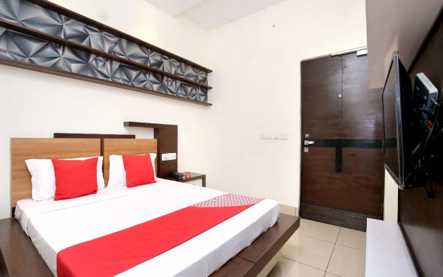 OYO 16827 Hotel Grand M Lajjo