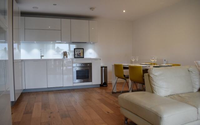 2 Bedroom Apartment With Parking in Camberwell