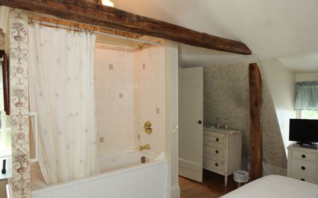 The Deacon & James Pharmacy B&B