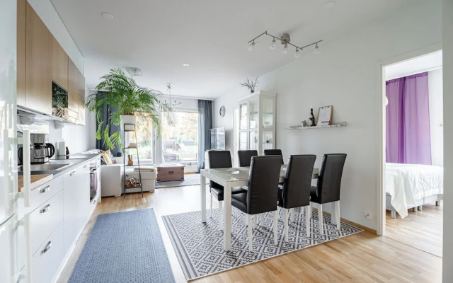 Modern 2BR Apt with Sauna & Free Parking