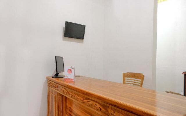 OYO 2986 D and a Guesthouse Syariah And Rent Car