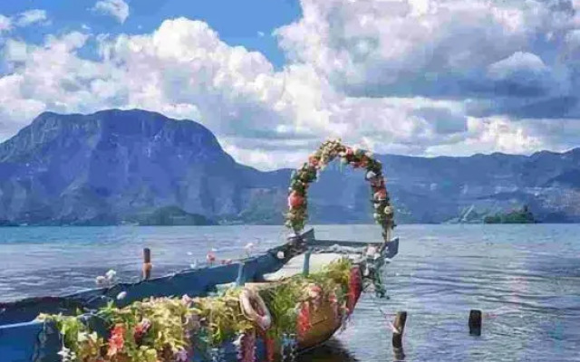 Lugu Lake · Clouds Lakeside Luxury Vacation Homestay