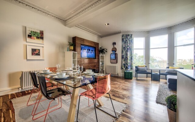 JOIVY Location, Location! North Bank Street Luxury Apt