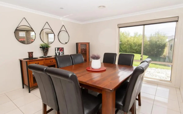 Centennial Cres, Modern, Entertaining Home, Sleeps 8