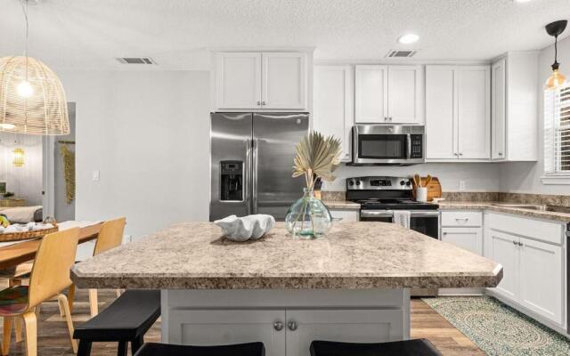 Island Suite - Walk to Downtown!