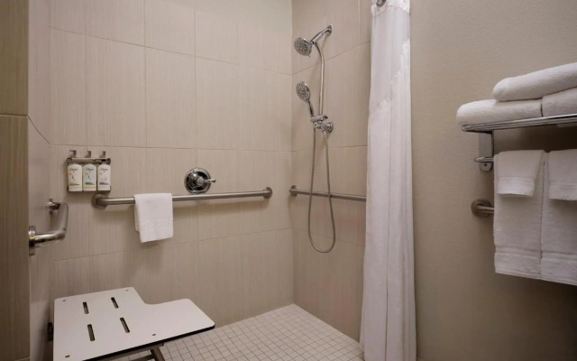 Holiday Inn Express & Suites DFW - Grapevine by IHG