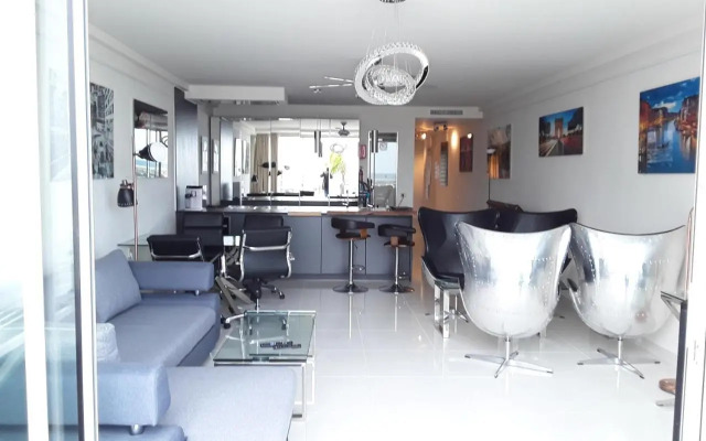 136 A First Line sleeps 6