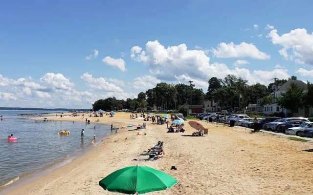 Colonial Beach Plaza Bed & Breakfast