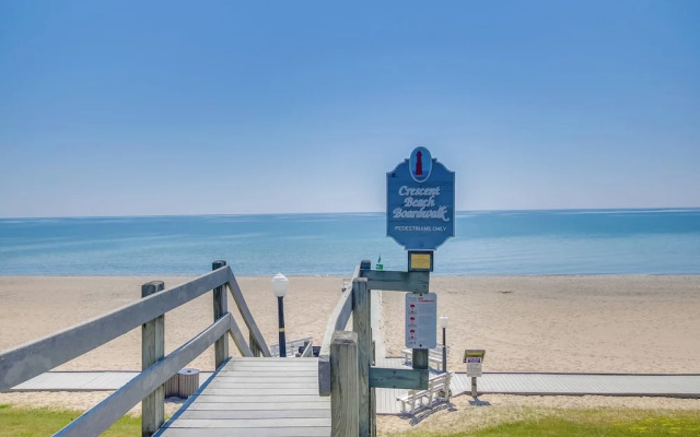 Algoma Victorian - Steps to Lake Michigan!