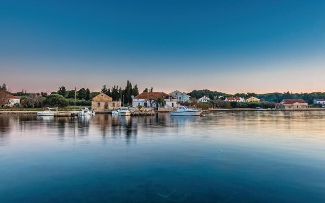 Beautiful Home in Muline With Wifi and 4 Bedrooms