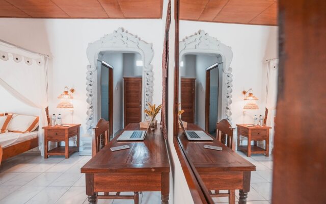 Lovina Palace