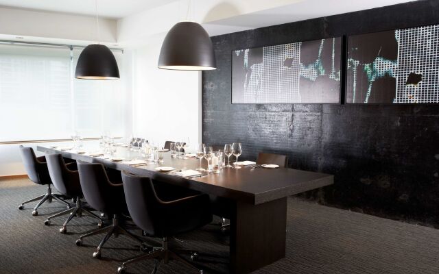 Le Germain Hotel Maple Leaf Square