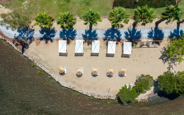 Chillos Beach Hotel & Lounge