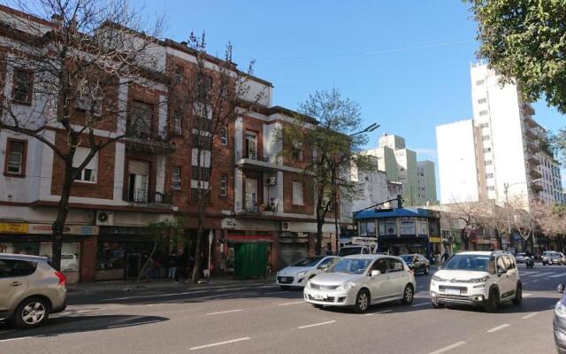 Excelente departamento con balcón a la calle sobre avenida