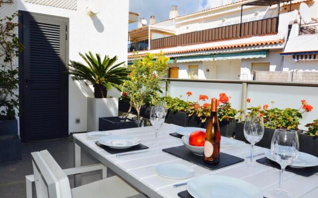 Chic Stylish Apartment with 2 Beds And Roof Terrac