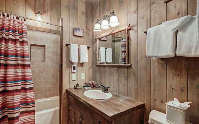 Bear Lodge 6 Bedroom Home by RedAwning