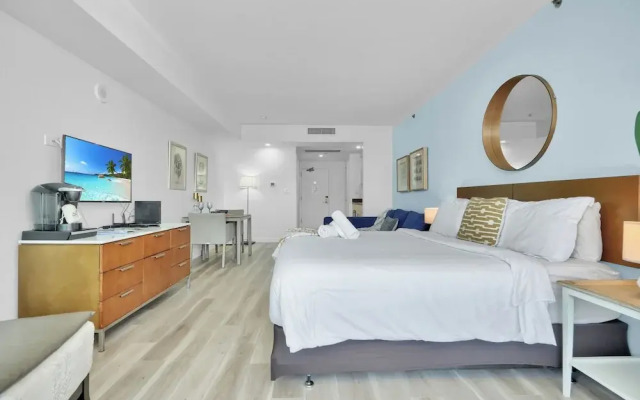 Beautiful Blue Gold Studio Ocean View