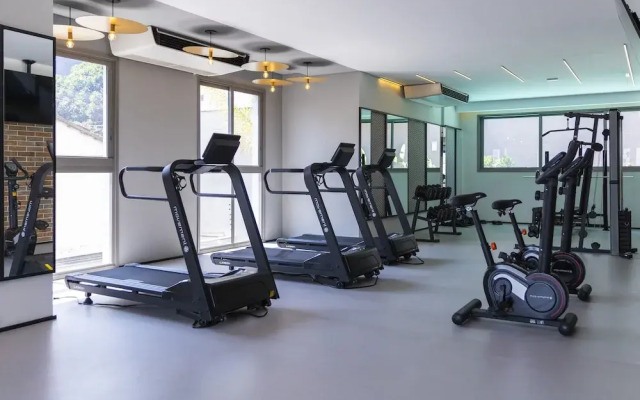 Estudio Pinheiros com piscina e academia