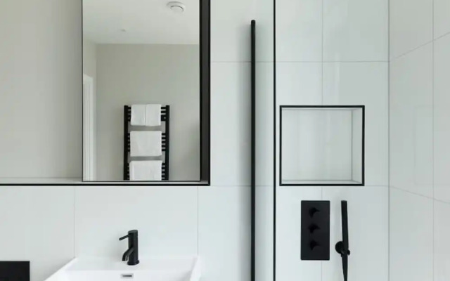 The Brondesbury Hideaway - Stylish 3bdr Flat With Balcony Parking