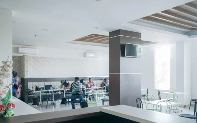 RedDoorz Plus At Grand Sayang Park Hotel Makassar