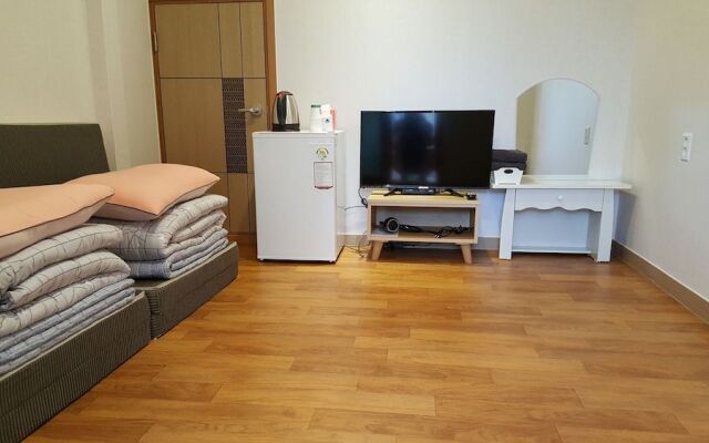 Hwangridangil Adamjeong Hanok Stay