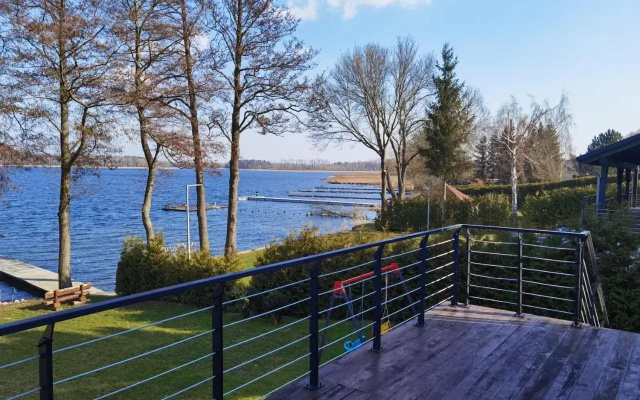 Lake House Listomie