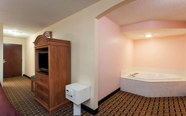 Howard Johnson by Wyndham Airport