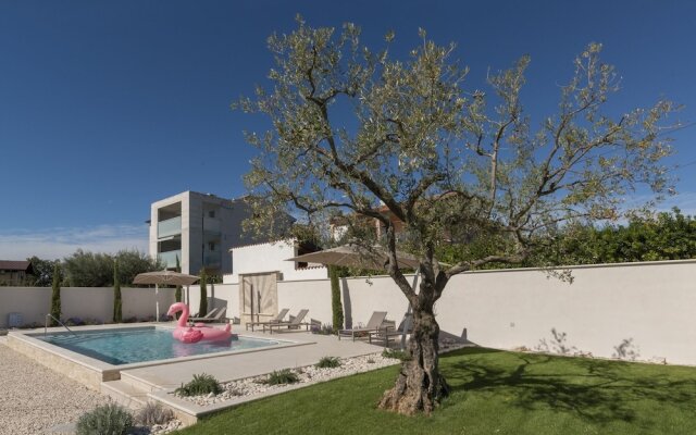 Five Bedroom Holiday House & Pool near Kanegra Beach