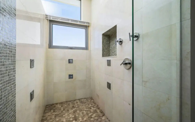 NEW Luxury 4BR Beachfront Villa w Infinity Pool