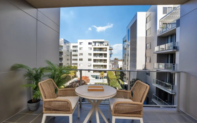 Modern 1-bed Unit With Pool Views and Balcony