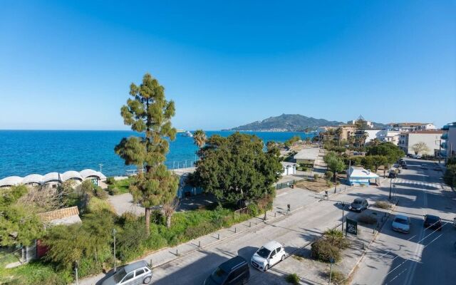 Katerina Residence - Beachfront Plaz Eot