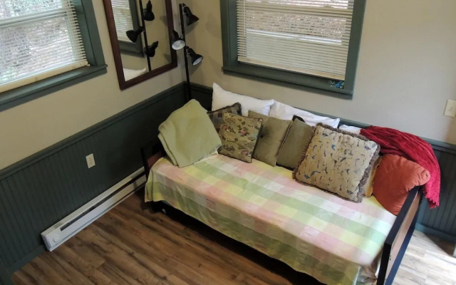 Gray Logs W/tiny House 1 Bedroom Home
